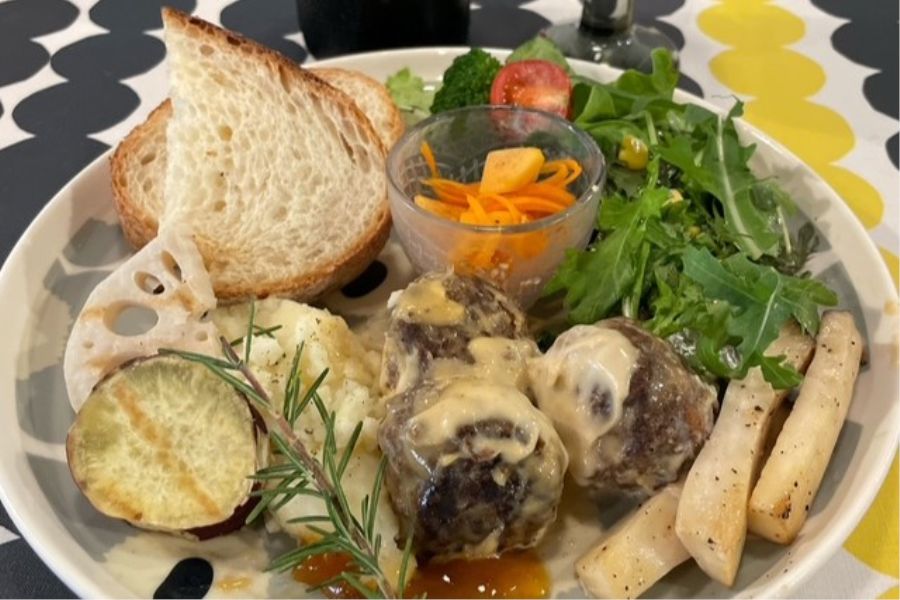 森のテーブル・ロルド