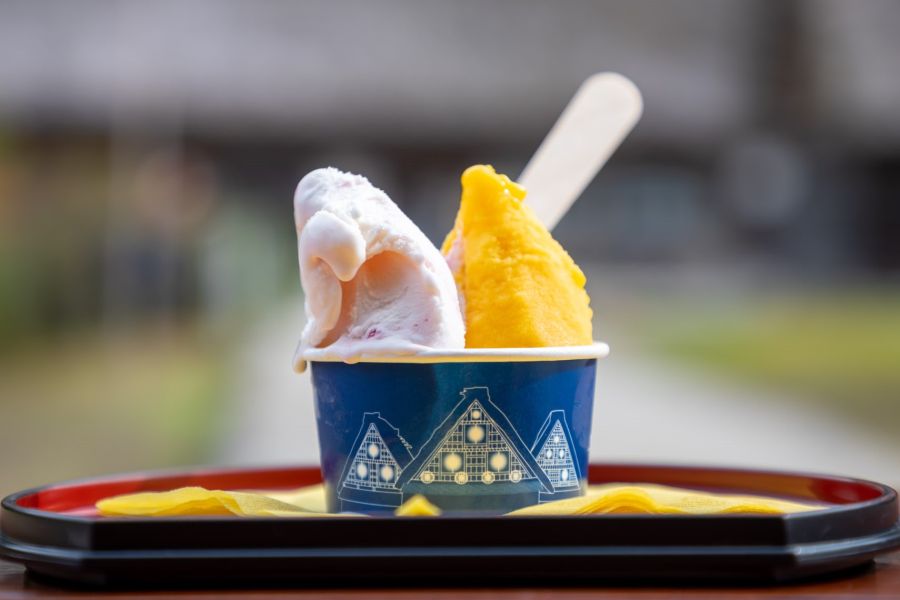 白川郷あいす工房与ぜ（天然温泉白川郷の湯内）