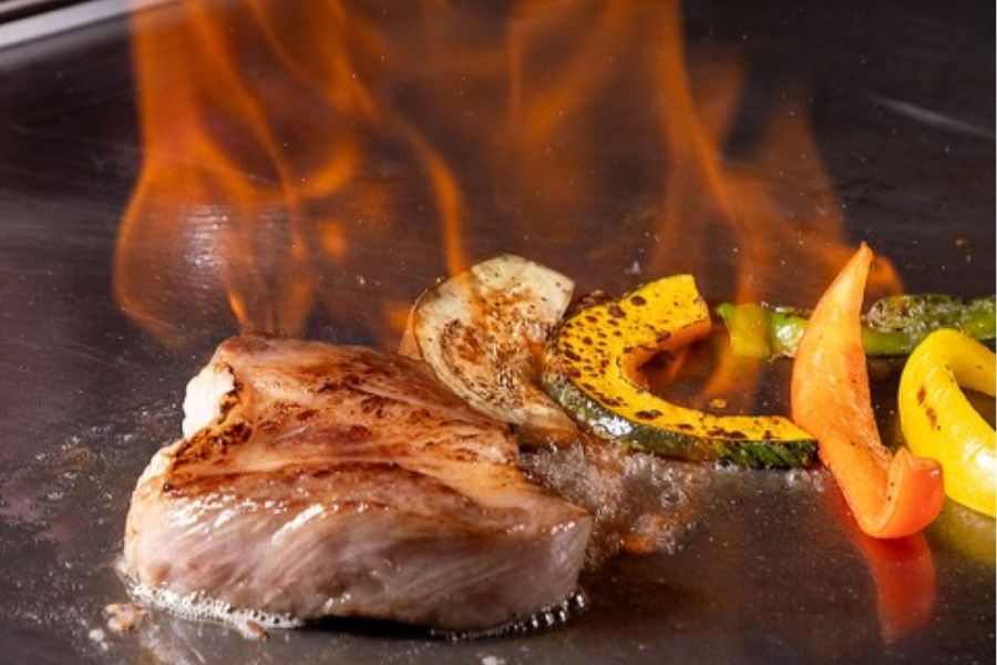 演出鉄板ステーキ&BARココットアルファ 河原町本店