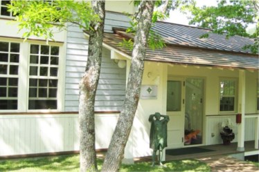 長期滞在施設と林の中の小さな図書館