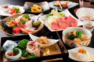 伝統旅館のぬくもり 灰屋（レストラン）